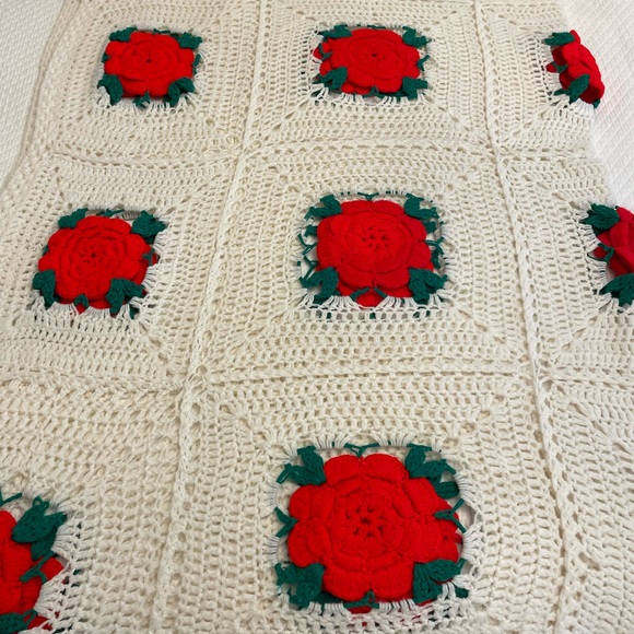 Vintage crocheted Afghan with 3d roses 73 1/2” by 53 1/2” handmade blanket - Picture 3 of 9